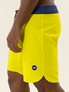 Boardshort Smooth amarelo da Greenish, confortável, com cós anatômico e bolso traseiro.