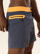 Shorts de banho Ultralight II grafite com detalhes em laranja da Greenish, ideal para esportes aquáticos.