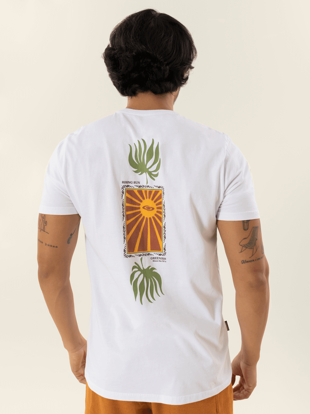 Camiseta branco com estampa original Greenish de sol e folhas, perfeita para conforto e estilo.