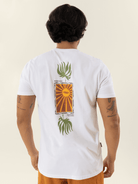 Camiseta branco com estampa original Greenish de sol e folhas, perfeita para conforto e estilo.