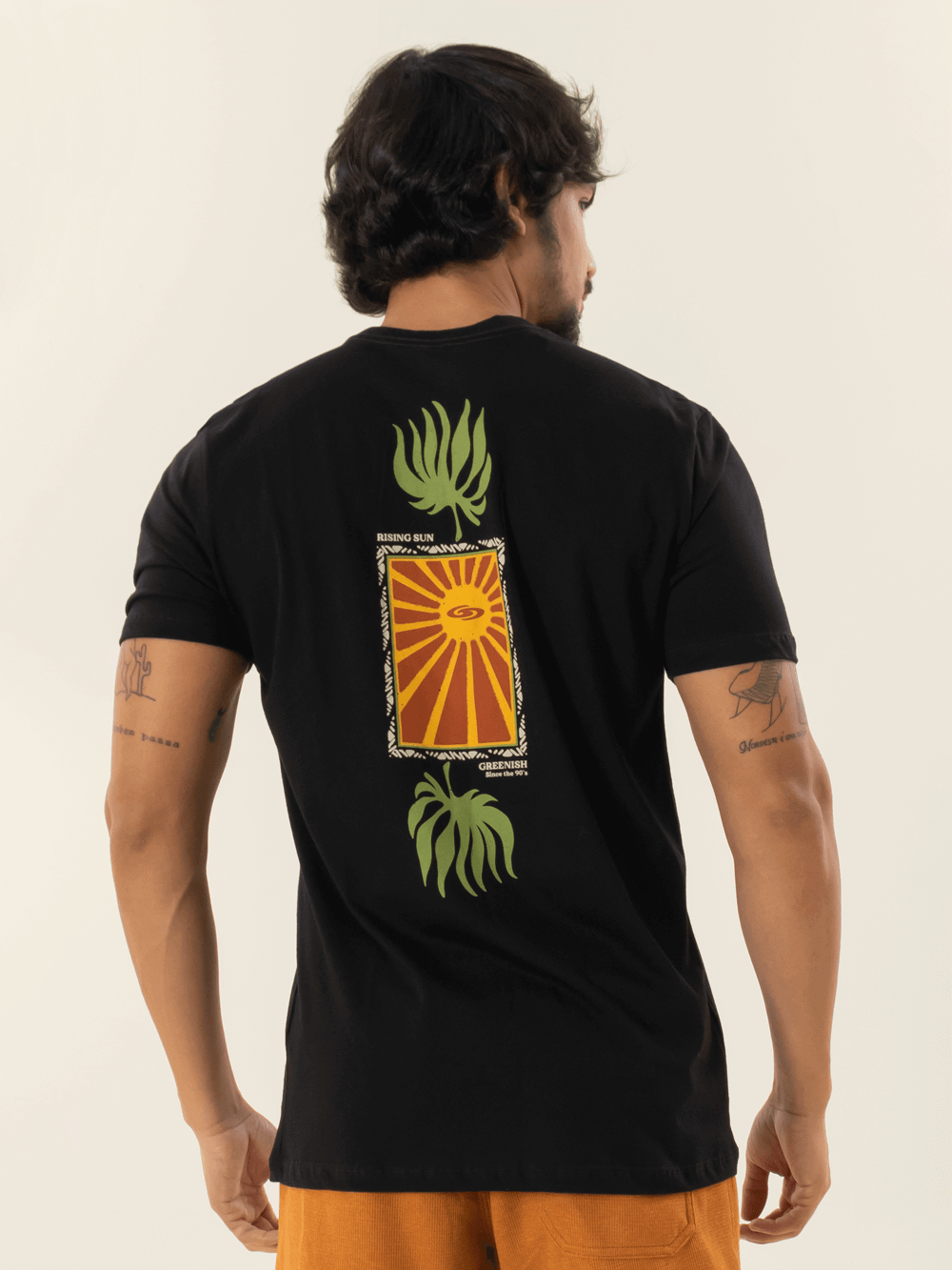 Camiseta preta Greenish com estampa original de sol e folhas, modelagem clássica em algodão sustentável.