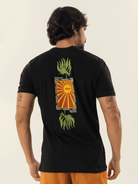 Camiseta preta Greenish com estampa original de sol e folhas, modelagem clássica em algodão sustentável.