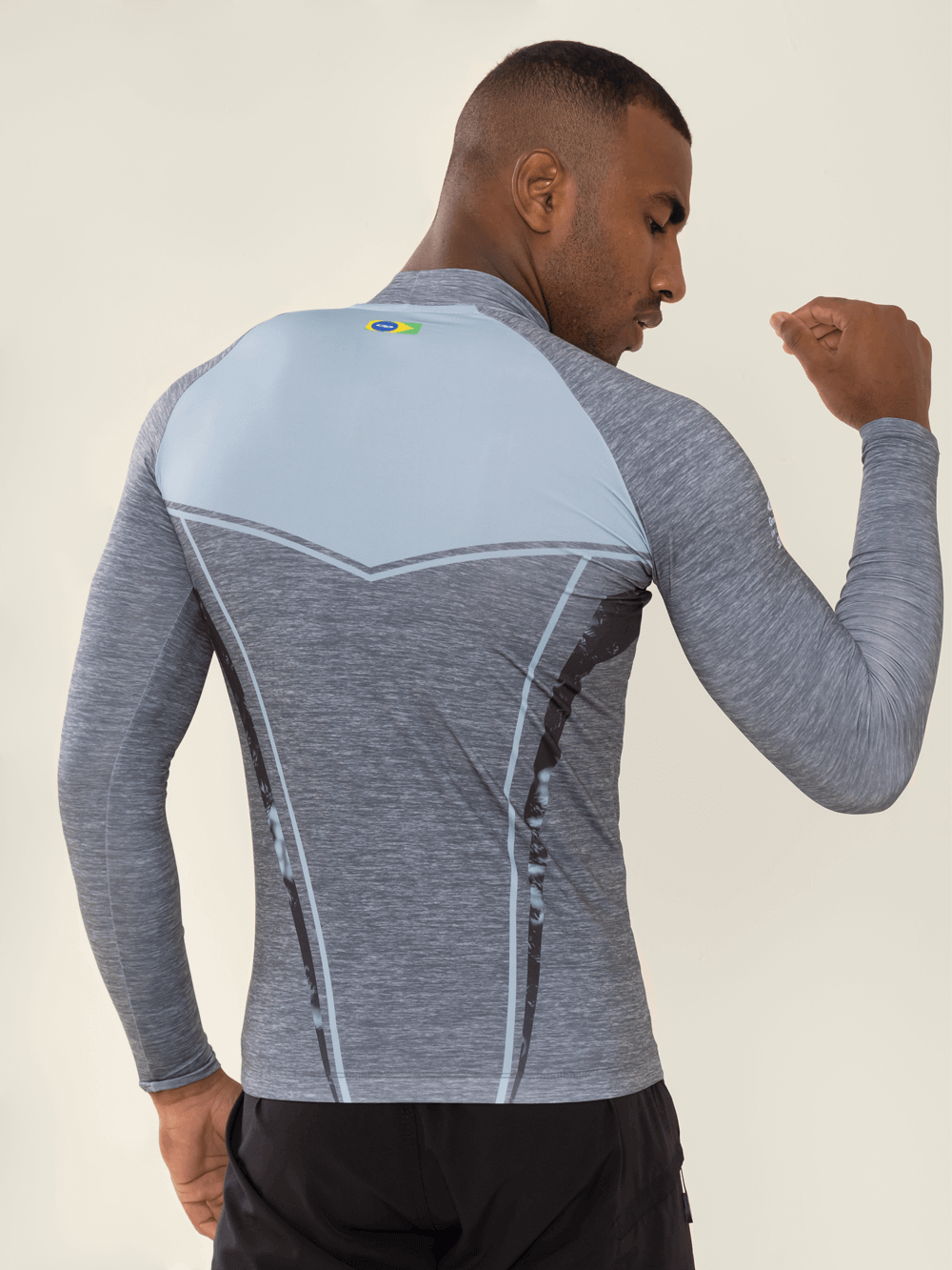 Camiseta de proteção masculina cinza com detalhes em azul, ideal para atividades aquáticas e esportes ao ar livre.