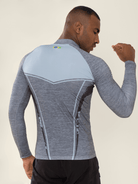 Camiseta de proteção masculina cinza com detalhes em azul, ideal para atividades aquáticas e esportes ao ar livre.