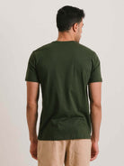 Camiseta verde escuro da marca Greenish, modelo clássico, vista de costas, caimento perfeito e toque macio.