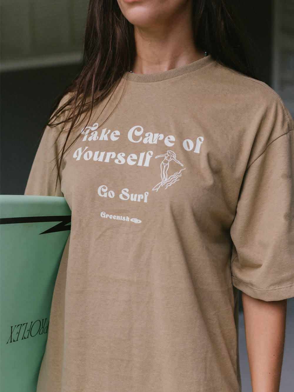 Camiseta oversized Take Care of Yourself da Greenish, em caqui, ideal para dias confortáveis e vibes de surf.