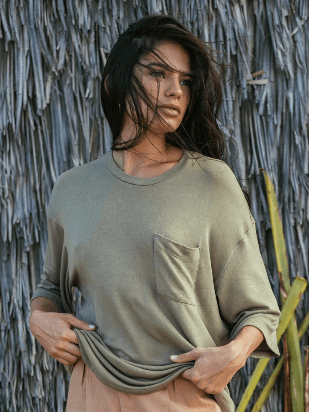 Camiseta oversized verde da marca Greenish, com bolso frontal e caimento confortável.
