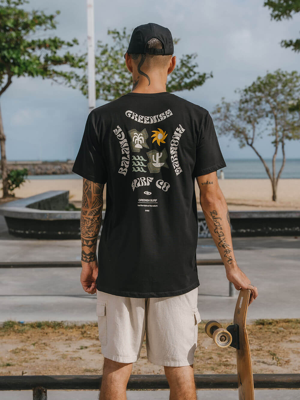 Camiseta Balance Harmony da Greenish, estilo urbano com estampa exclusiva, vista de costas, na cor preta.