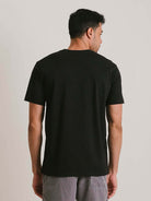Camiseta Hibiscus preta da marca Greenish, mostrando a parte de trás, com design clássico e caimento perfeito.