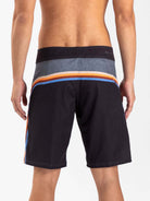 Vista traseira do boardshort Retro Grafite da Greenish, destacando as cores vibrantes e o design moderno.