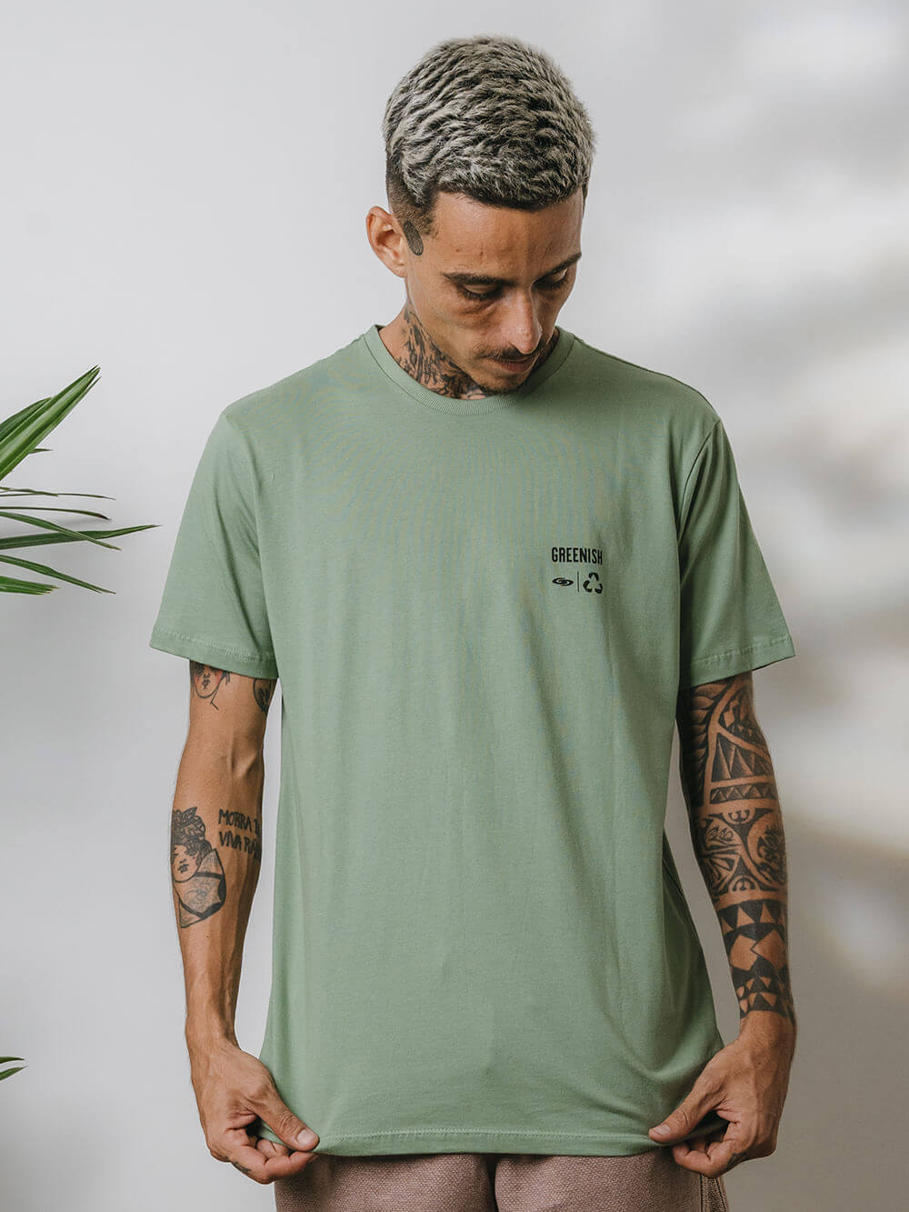 Camiseta verde Greenish KITE SUNSET, estilo moderno e confortável, ideal para um visual descontraído.