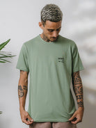 Camiseta verde Greenish KITE SUNSET, estilo moderno e confortável, ideal para um visual descontraído.