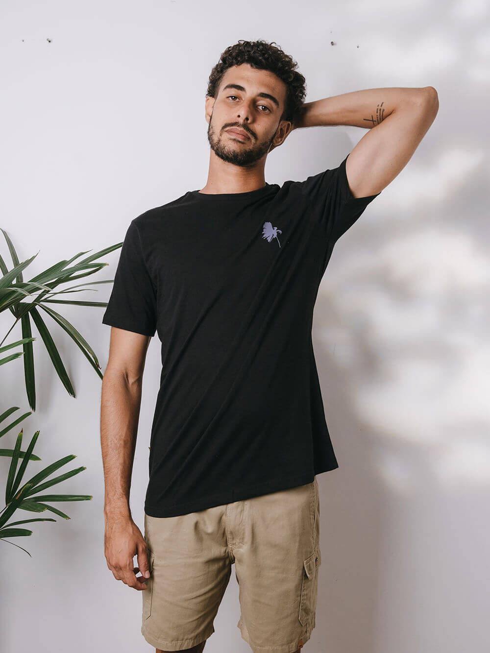 Camiseta preta básica Greenish Palm, confortável e versátil, ideal para rolês casuais.