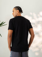 Camiseta Right Wave preta da Greenish, modelo masculino visto de costas, com um toque aconchegante e respirável.