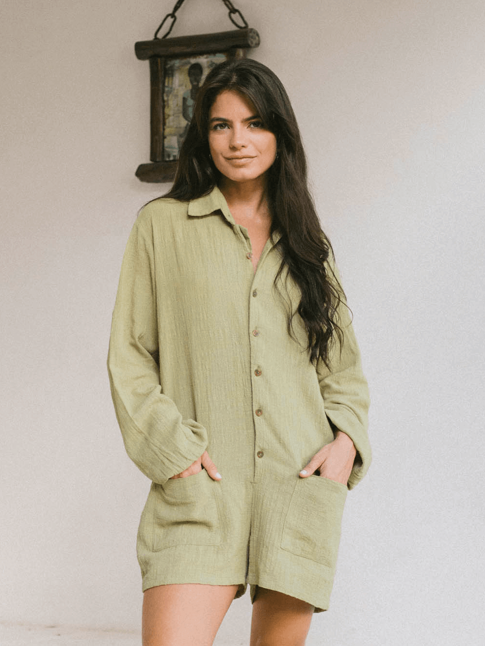 Macaquinho Easy Livin verde da Greenish, com manga longa, botões frontais e bolsos aplicados, feito com algodão sustentável.
