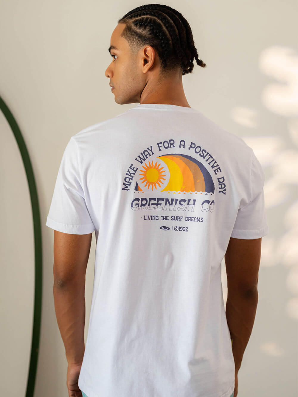Camiseta branca Make Way da Greenish, com estampa colorida nas costas, transmitindo vibrações positivas.