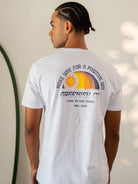 Camiseta branca Make Way da Greenish, com estampa colorida nas costas, transmitindo vibrações positivas.