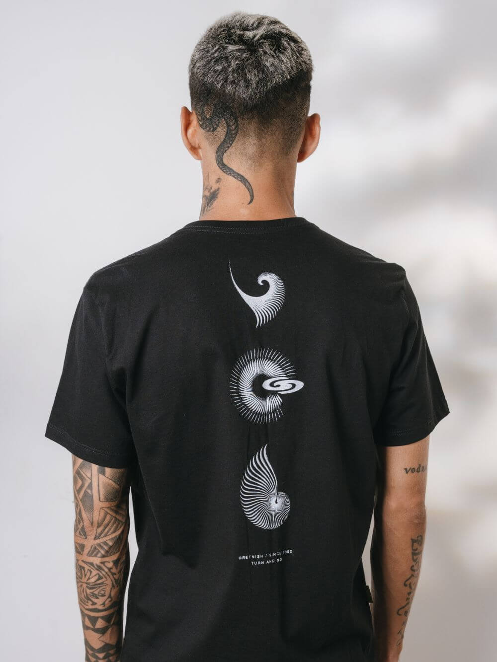 Camiseta Spiral Icons preta da Greenish com estampa em silk screen, mostrando design exclusivo e estilo clássico.
