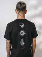 Camiseta Spiral Icons preta da Greenish com estampa em silk screen, mostrando design exclusivo e estilo clássico.