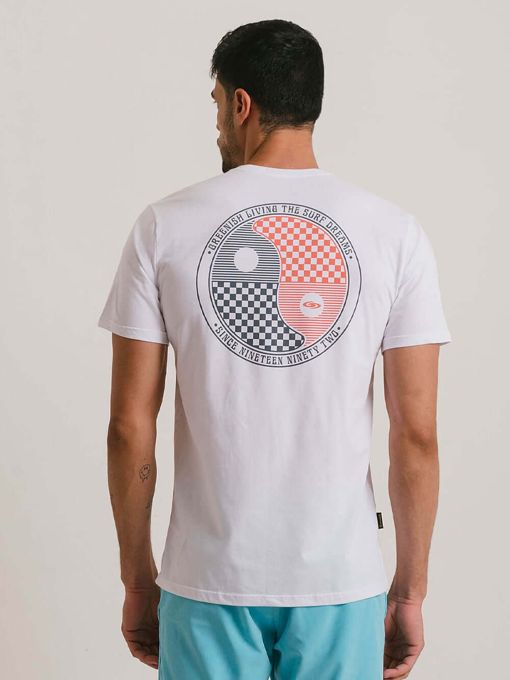 Camiseta Yin-Yang Fins Branco da Greenish, modelagem clássica e confortável, com estampa criativa nas costas.