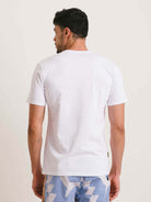 Camiseta Natural branca Greenish, modelagem clássica e toque leve para conforto ideal durante o dia.