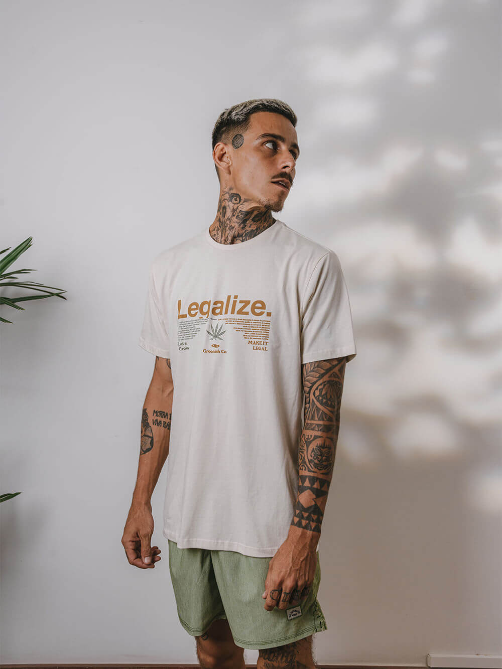 Camiseta Legalize Let's Grow bege da marca Greenish, perfeita para apoiar a causa da legalização.