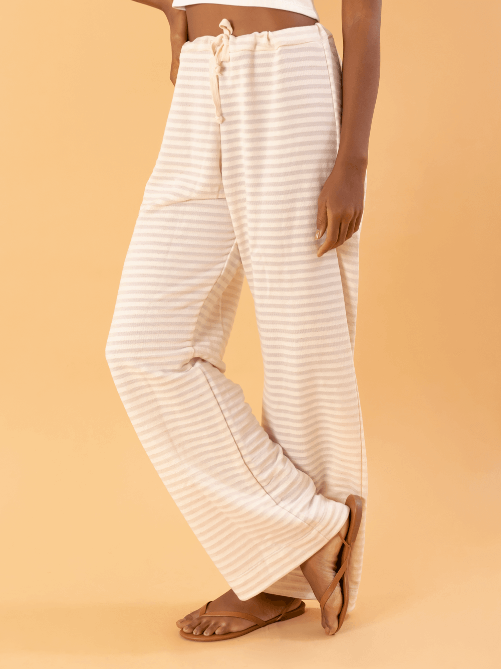 Calça So Easy bege da Greenish, leve e confortável, com estampa listrada, ideal para o dia a dia.