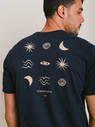 Camiseta The Sun, The Wind da Greenish, azul marinho, com estampas criativas e confortáveis, perfeita para o verão.