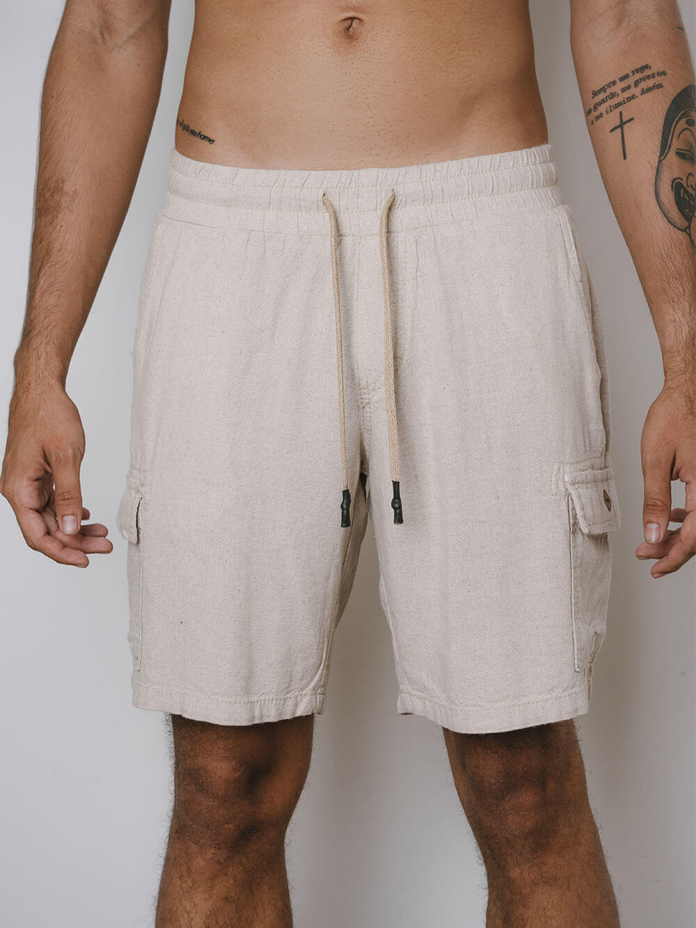 Short Cargo Vintage da Greenish em tom natural, confeccionado em algodão e linho para conforto e leveza.