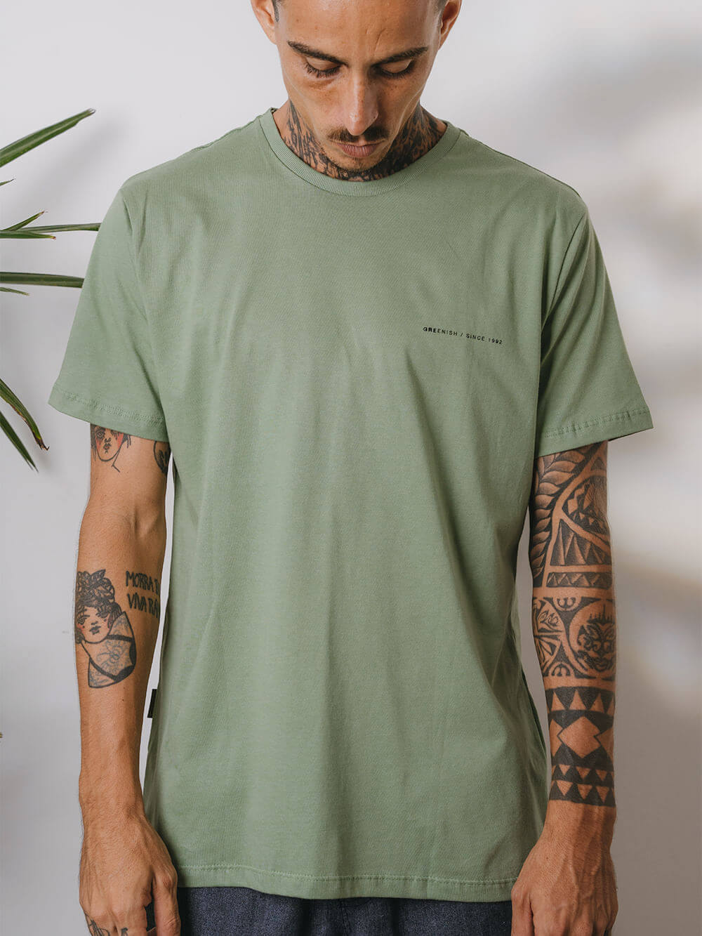 Camiseta Spiral Icons verde da marca Greenish, em modelo clássico, 100% algodão, perfeita para o pós-surf.