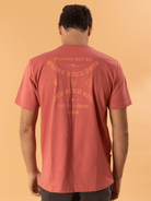 Camiseta Coral Greenish com estampa nas costas, ideal para conforto diário e estilo informal.