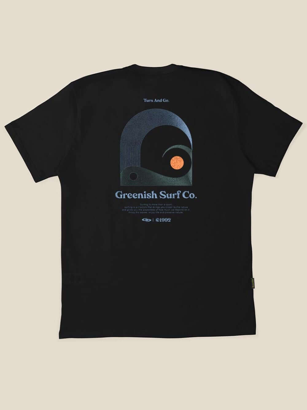 Camiseta Sea Swing da Greenish em preto com estampa Turn And Go, ideal para surf e estilo diário.