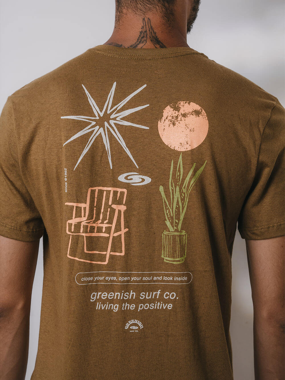 Camiseta Greenish com estampa de elementos naturais e frase inspiradora, ideal para atividades ao ar livre.