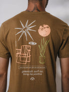 Camiseta Greenish com estampa de elementos naturais e frase inspiradora, ideal para atividades ao ar livre.