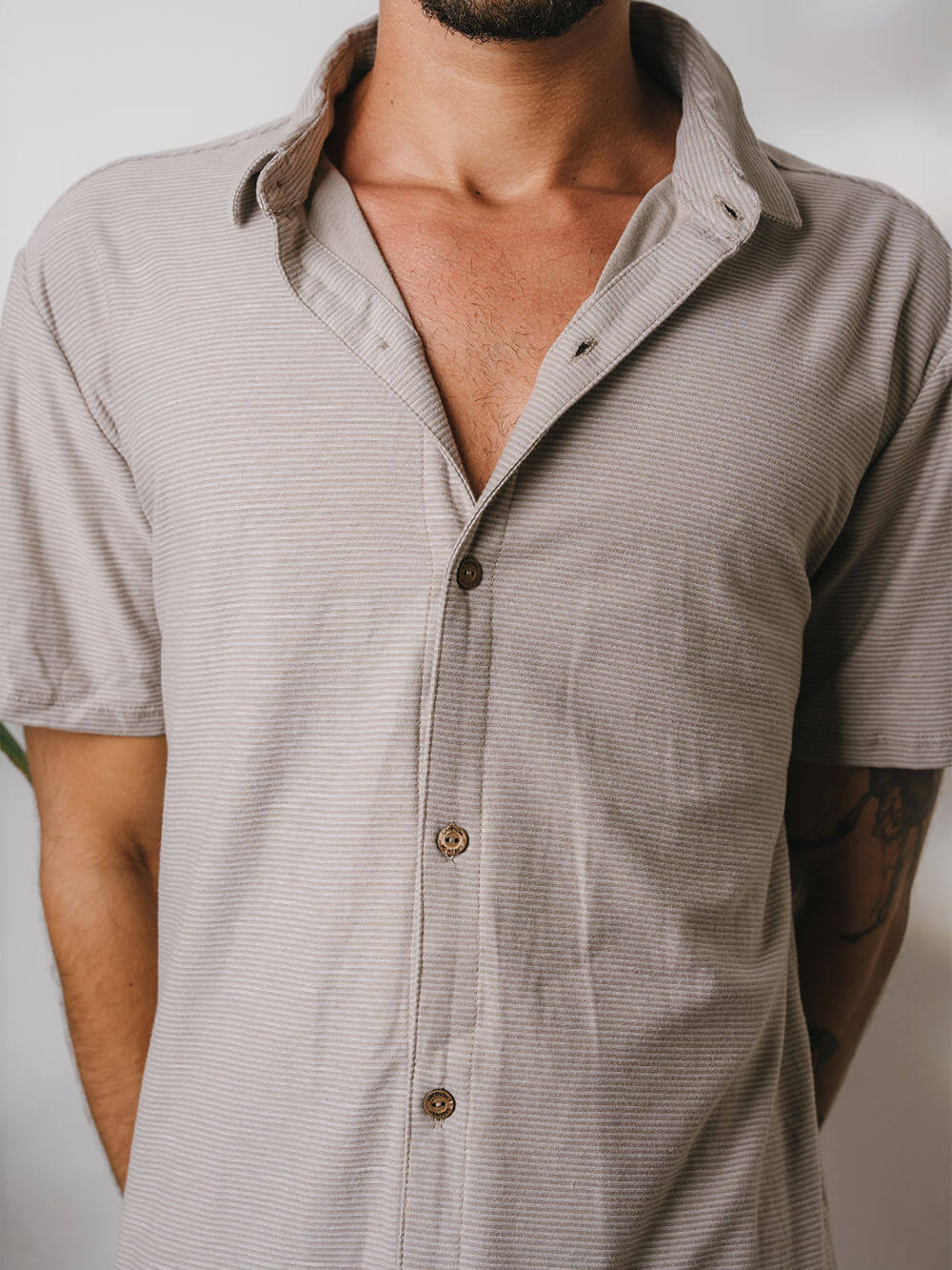 Camisa Botão Bahamas cinza da Greenish, com tecido leve e listras, ideal para conforto e estilo no dia a dia.