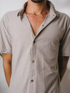 Camisa Botão Bahamas cinza da Greenish, com tecido leve e listras, ideal para conforto e estilo no dia a dia.