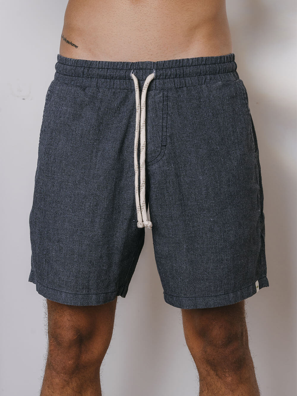 Short de linho azul marinho da Greenish, conforto e praticidade para o pós-surf.