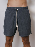 Short de linho azul marinho da Greenish, conforto e praticidade para o pós-surf.
