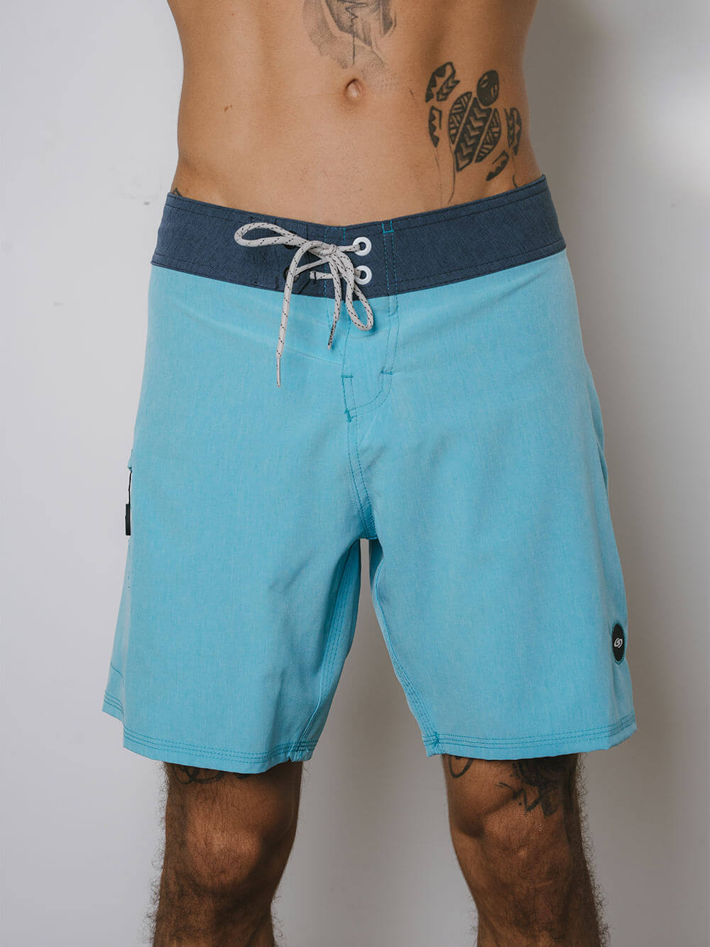 Bermuda de praia azul turquesa Classic Trunk All Day da Greenish, ideal para esportes aquáticos e uso diário.