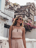 Modelo usando a blusa cropped Cecilia bege da Greenish, com visual estiloso e confortável, em cenário urbano.