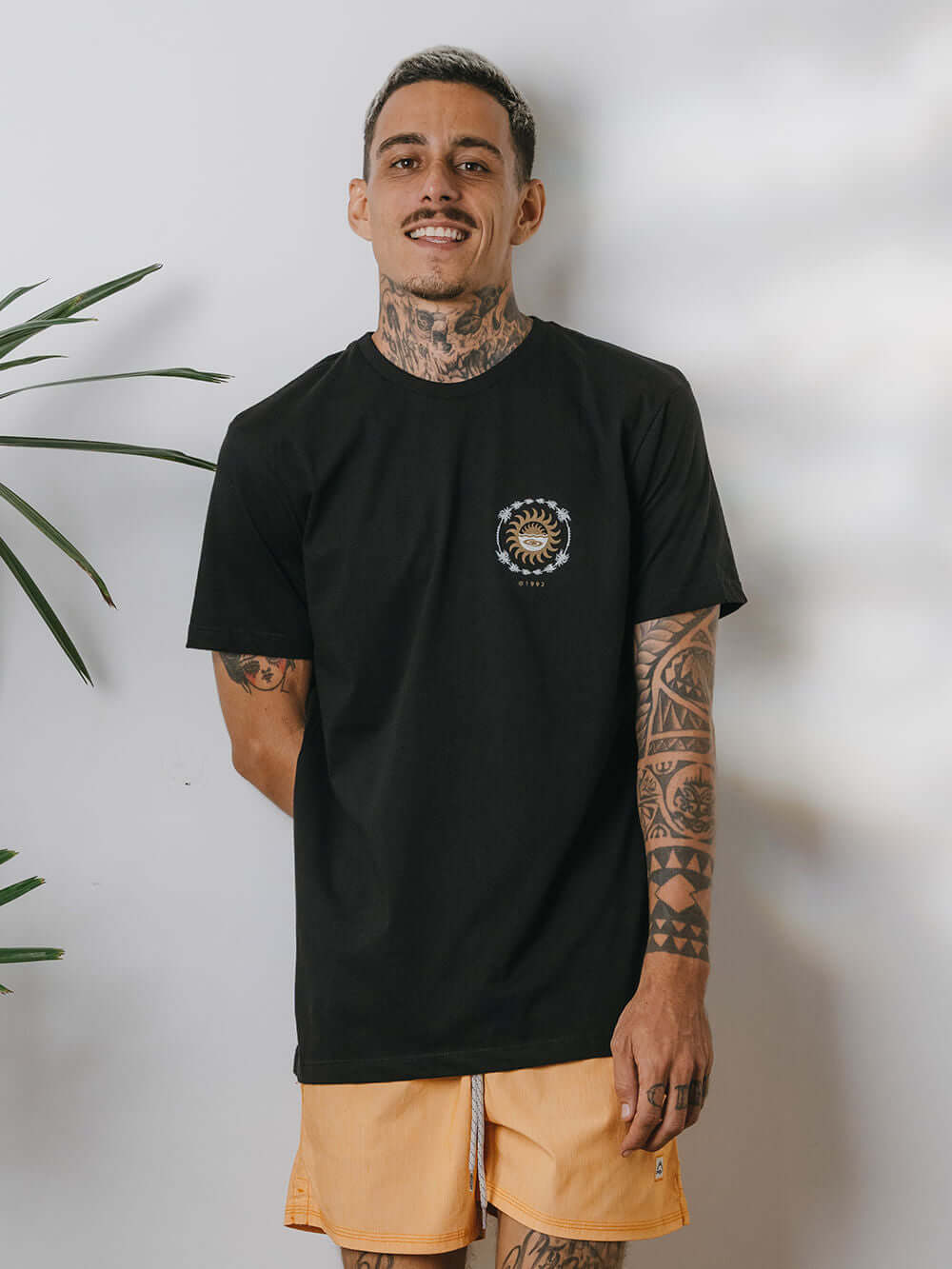 Camiseta Elemental Suns preta da Greenish, estilo moderno com estampa exclusiva, ideal para o verão.