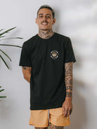 Camiseta Elemental Suns preta da Greenish, estilo moderno com estampa exclusiva, ideal para o verão.