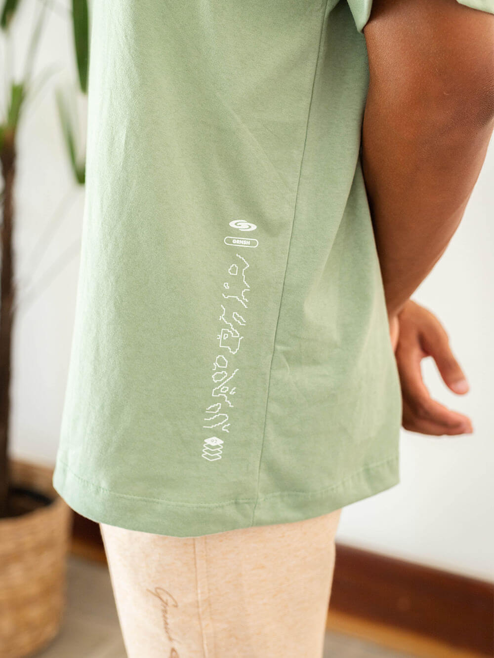 Camisa oversized verde da Greenish com detalhe estilizado na lateral, ideal para um look streetwear despojado.