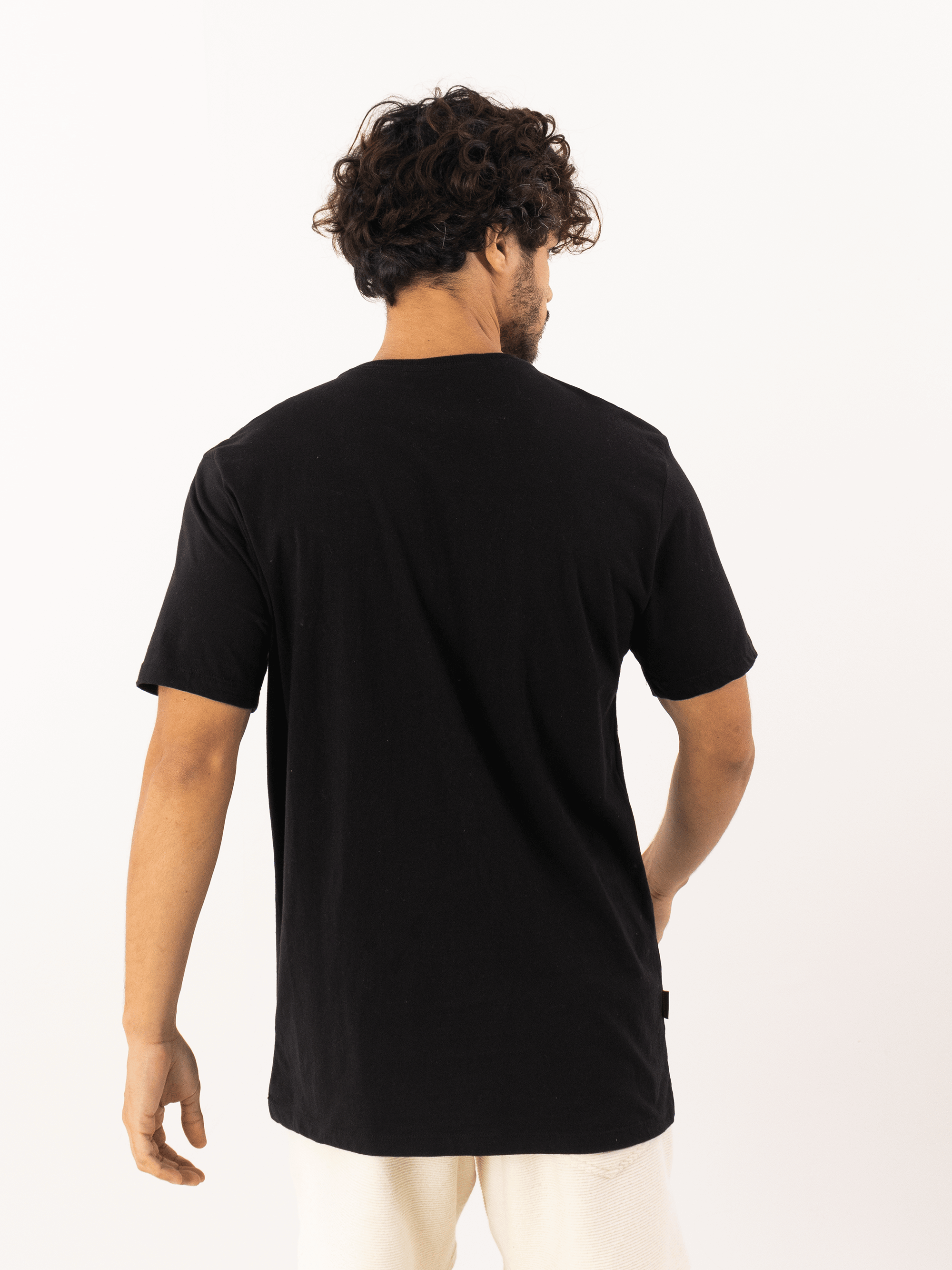 Camiseta Mergulho preta da Greenish, vista traseira em 100% algodão, modelagem clássica e minimalista.