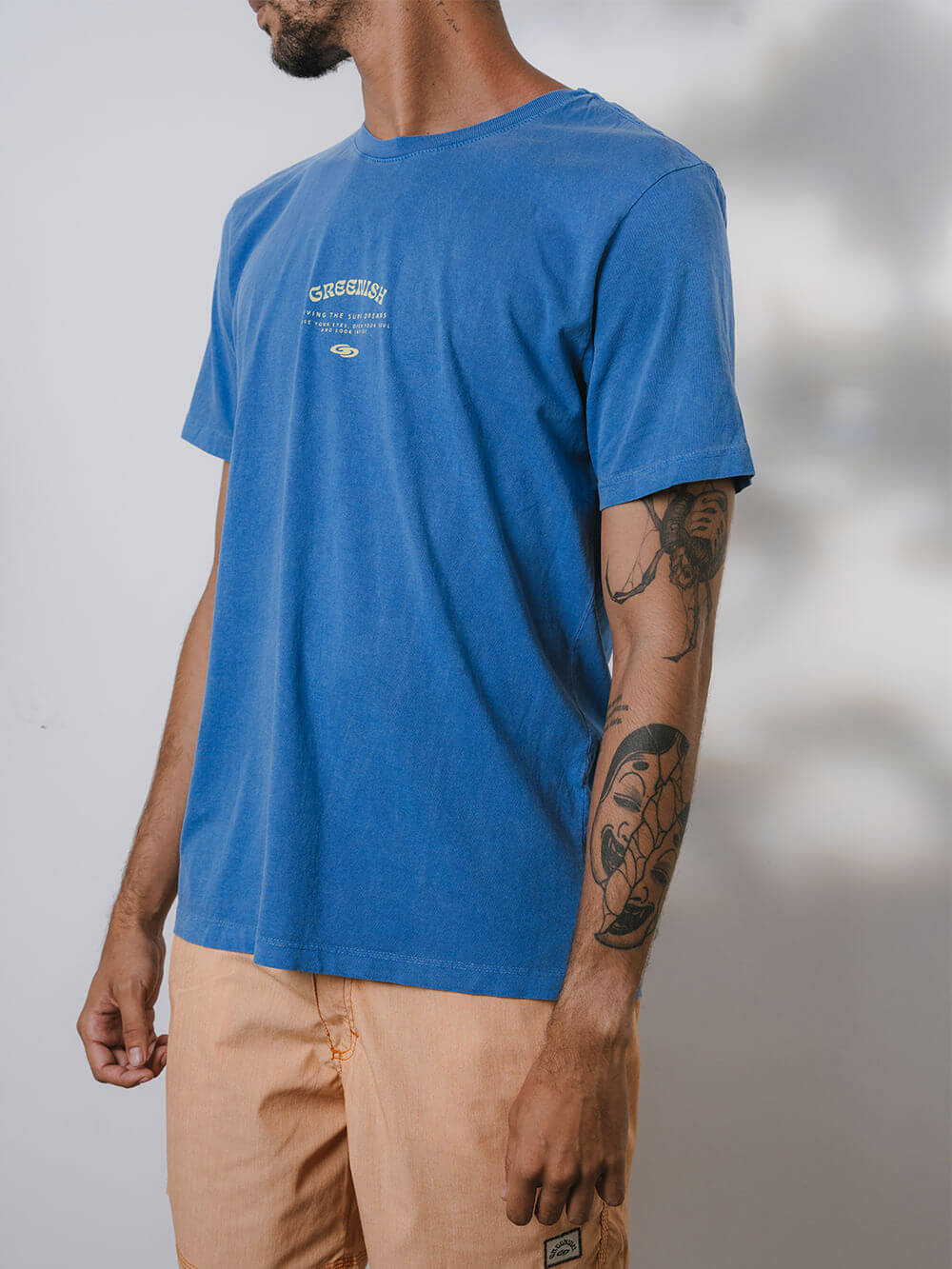Camiseta Vintage The Sun azul da marca Greenish, leve e com estampa solar, ideal para seu estilo casual.