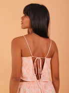 Camiseta cropped LAYA coral da Greenish, vista de costas, com detalhe de amarração nas costas e padrão elegante.