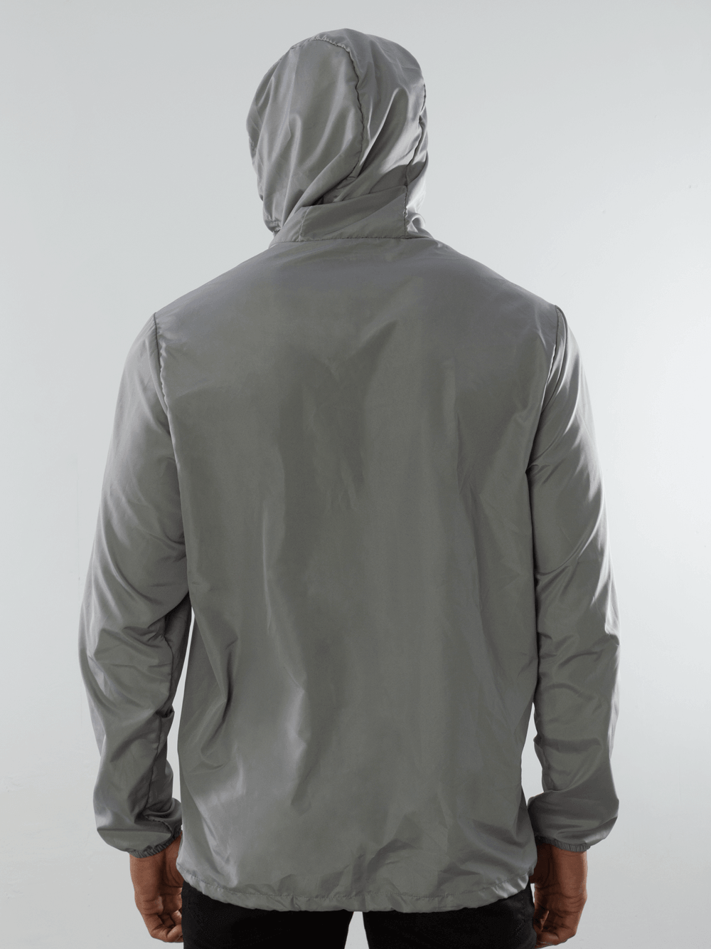 Casaco Corta Vento Greenish Dreamms cinza com capuz, leve e ideal para ventos intensos.