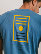 Camiseta Lineup Azul da Greenish com estampa vibrante e modelagem clássica, ideal para conforto diário.