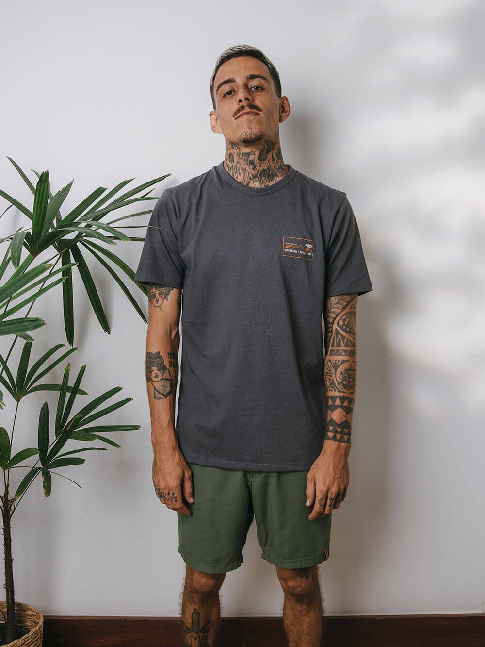 Camiseta outdoor cinza da Greenish, confortável e estilosa, ideal para o dia a dia e aventuras ao ar livre.