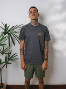 Camiseta outdoor cinza da Greenish, confortável e estilosa, ideal para o dia a dia e aventuras ao ar livre.